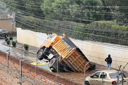 Las llantas traseras de la volqueta cayeron a un hueco que se formó en la vía de Cumbayá