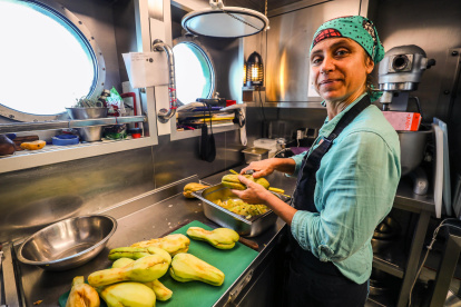 La periodista Laurence Nicoud, prepara alimentos el 7 de marzo de 2024 en las islas Galápagos (Ecuador).