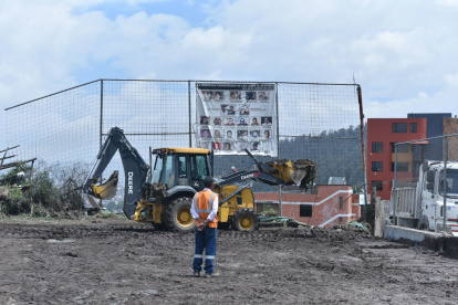 En la cancha de ecuavóley de La Comuna se acumuló una gran cantidad de lodo. Dos días después del aluvión, los trabajadores continuaban con el retiro del material.