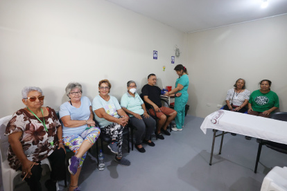 Atención. Un grupo de adultos mayores reciben atención médica especializada en un centro de salud.