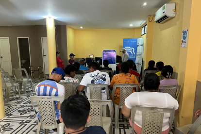 Los ciudadanos quedan a la espera de que les entreguen sus documentos de identidad.