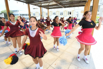 Jovenes se preparan para el evento que tendrá lugar en el teatro Jose de La Cuadra.