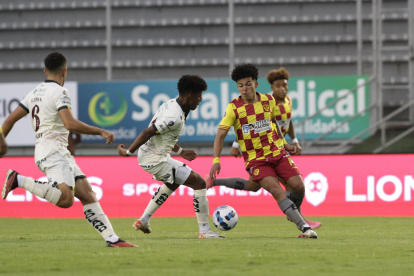 Ronald Briones (d) se ha convertido en titular fijo en Aucas para el técnico Gerardo Espinoza. Lleva dos asistencias y un gol en LigaPro.