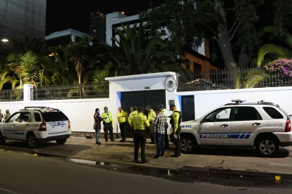 Los exteriores de la Embajada de México en Quito se mantienen con un fuerte contingente policial desde la noche del 4 de abril