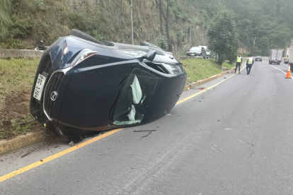 El vehículo quedó volcado sobre una parte de la vía