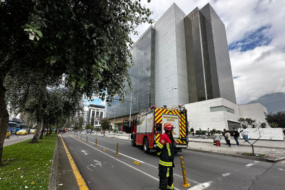 Un equipo de los Bomberos bloqueó el paso en los accesos al Complejo Judicial Norte, en Quito.