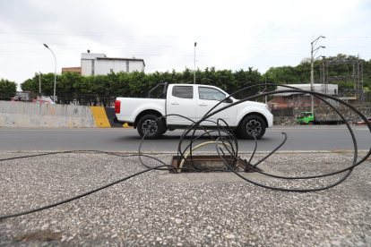 Imágenes como estas son comunes en la avenida Carlos Julio Arosemena, donde hay cajetines sin tapas y cables esparcidos sobre la acera.