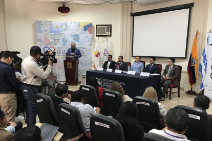 Autoridades públicas y de universidades se reunieron para tratar la contaminación en alimentos.