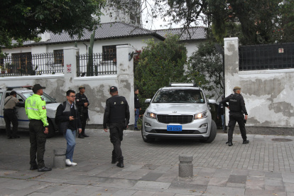Varios vehículos ingresan y salen de la Embajada mexicana en Quito
