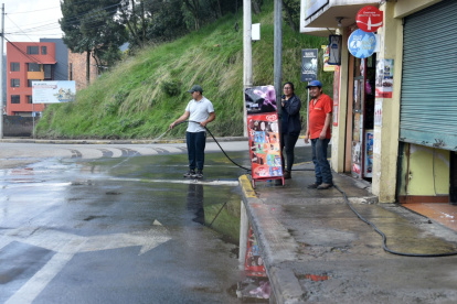 Los vecinos se han organizado para realizar la limpieza de la zona
