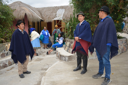 Vestimenta. Los hombres usan poncho, y las mujeres, faldas coloridas.