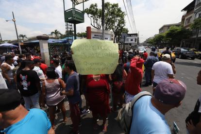 Los comerciantes realizaron una protesta, la mañana de este viernes 5 de abril.