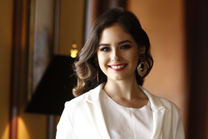 Ariana Burgos, la exviceministra de Guillermo Lasso se pone la camiseta de Daniel Noboa.