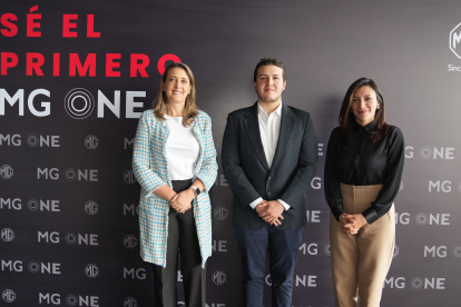 Caridad Serrano, Juan Felipe Pinto y Elizabeth Flores.