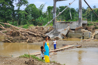 Solución. Los habitantes de la zona improvisan un puente de madera para cruzar de un lado a otro, pero cuando el río crece quedan incomunicados.