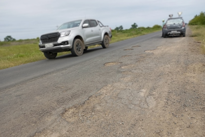Deterioro. Esta es la escena que se ve en la ruta que conecta a General Villamil Playas con el resort turístico Karibao. Los huecos son múltiples.
