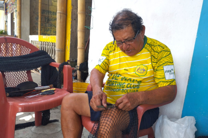 Escena. Con agujeta en mano, los habitantes crean las redes.