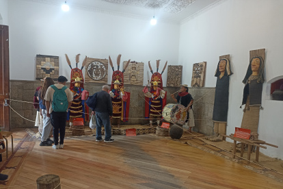 Escena. Las figuras muestran el trabajo de las mujeres con la artesanía.