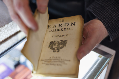 Una edición de "El barón de Albikrac’ de Thomas Corneille, cuya portada está encuadernada con piel humana