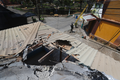 Soldados prestan seguridad en la estación de policía que fue atacada con explosivos y ráfagas de fusil en la madrugada, en el corregimiento de Robles del municipio de Jamundí, (Colombia).