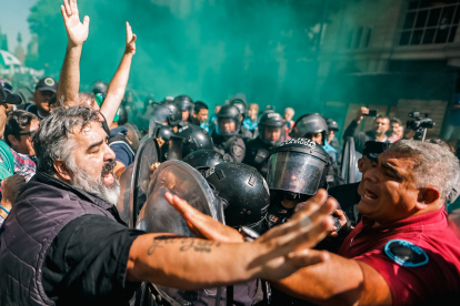 Manifestantes y policías discuten durante una jornada de protesta convocada por la Asociación de Trabajadores del Estado, este viernes en Buenos Aires (Argentina).