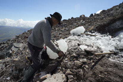 Un hombre mientras recoge un fragmento de glaciar del volcán Chimborazo, la montaña más alta de Ecuador.
