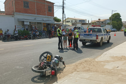 Suceso. El chofer del taxi que chocó con la moto se dio a la fuga.