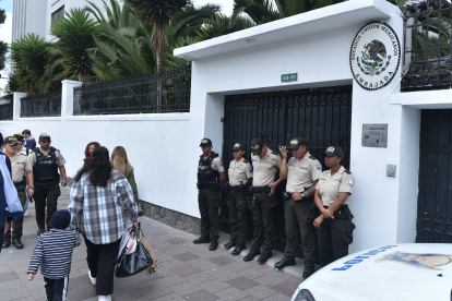 Miembros de la Policía vigilan permanentemente los accesos a la Embajada de México en Quito.