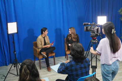 Simulación. Los estudiantes practican el trabajo profesional de un medio de comunicación en laboratorios.