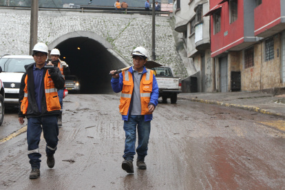 Los residentes de La Gasca y trabajadores municipales aún realizan la limpieza del fango que dejó el aluvión.