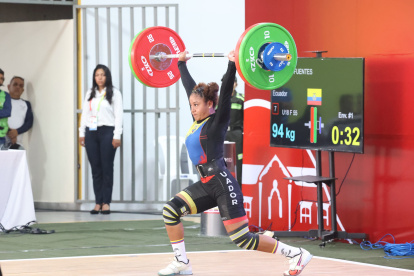 Brithany Moncayo durante su participación en la categoría de 55 kilos de la competencia de levantamiento de pesas.