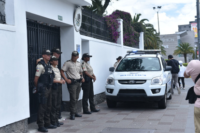 El Gobierno de Daniel Noboa dispuso aumentar la vigilancia en el perímetro de la Embajada de México en Quito, Ecuador.