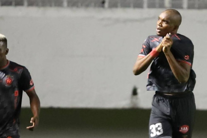 El delantero Antony Chére (d) ha convencido al técnico Ever Hugo Almeida y se ha consolidado como titular en El Nacional.