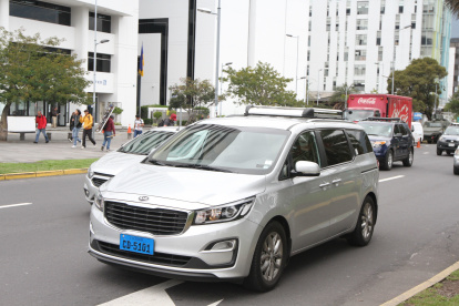 Diplomacia. Un vehículo con placa diplomática en los alrededores de la Embajada de México, en Quito.