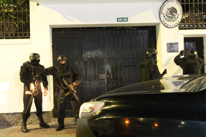 Policías en los exteriores de la Embajada de México