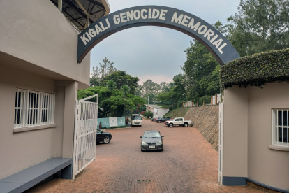 Entrada del Centro en Memoria del Genocidio en Kigali, donde más de 250.000 víctimas del genocidio de Ruanda de 1994 yacen en fosas comunes selladas con cemento.