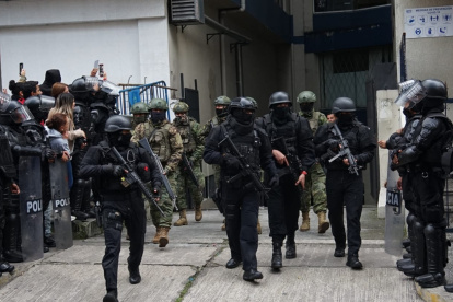 Efectivos policiales y militares saliendo de la Embajada de México en Quito, la mañana de este sábado 6 de abril.