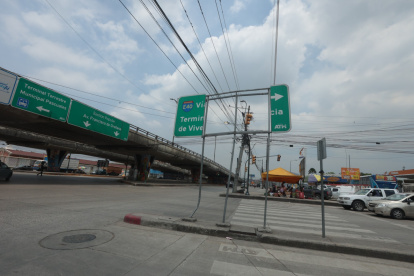 Este es el estado en el que se encuentra un rótulo en la vía Daule. La ciudadanía denuncia que lleva así ya 4 meses.