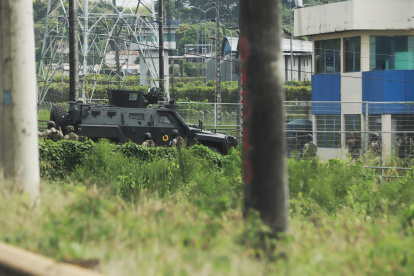 El contingente que traslada a Jorge Glas llega a la cárcel La Roca.
