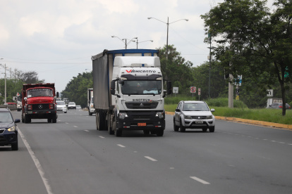 Camiones se desplazan entre un carril y otro en vía a la costa.