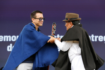 Daniel Noboa recibió el bastón de mando en la comunidad San Miguel de Otavalo.