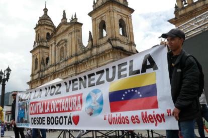 Ciudadanos venezolanos se manifiestan para pedir elecciones presidenciales libres en su país este sábado en la Plaza de Bolívar de Bogotá, en Colombia.