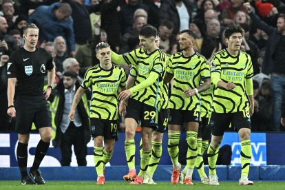 Brighton (Reino Unido), 04/06/2024.- Leandro Trossard (2-L) del Arsenal celebra marcar el gol 0-3 con sus teammtaes durante el partido de fútbol de la Premier League inglesa entre Brighton & Hove Albion y el Arsenal FC, en Brighton , Gran Bretaña, 06 de abril de 2024. (Reino Unido) EFE/EPA/VINCE MIGNOTT SÓLO PARA USO EDITORIAL. No se puede utilizar con audio, vídeo, datos, listas de partidos, logotipos de clubes/ligas, servicios "en vivo" o NFT no autorizados. Uso en línea durante el partido limitado a 120 imágenes, sin emulación de video. No se utiliza en apuestas, juegos o publicaciones de un solo club/liga/jugador.