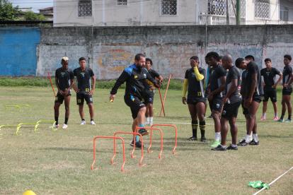 El preparador físico Michael Casanova (c) trabaja con los jóvenes y experimentados, entre esos Julio Angulo (d).