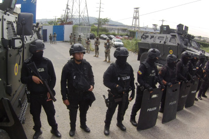 Momento en el que Jorge Glas arribó a la cárcel de máxima seguridad La Roca, este 6 de abril.