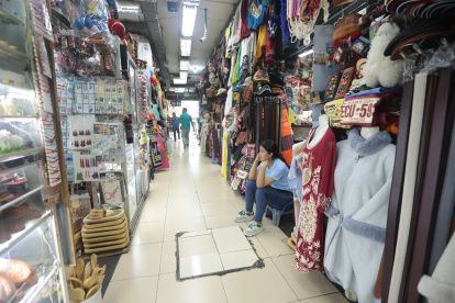 Interior. El sitio se ha vuelto poco concurrido por los turistas. Los artesanos, con calor, esperan a los clientes.