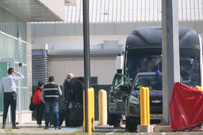 En total, 18 funcionarios de la misión diplomática mexicana abandonaron Quito.