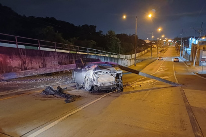 El poste cayó sobre la cabina de la camioneta en la avenida Felipe Pezo.