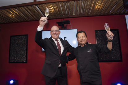 José Miguel Fiorentino y Noe Carmona durante el brindis.