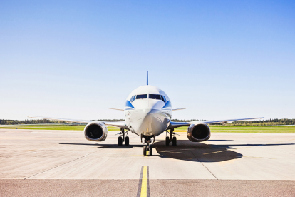 Referencial. Aeronave sobre aeropista.